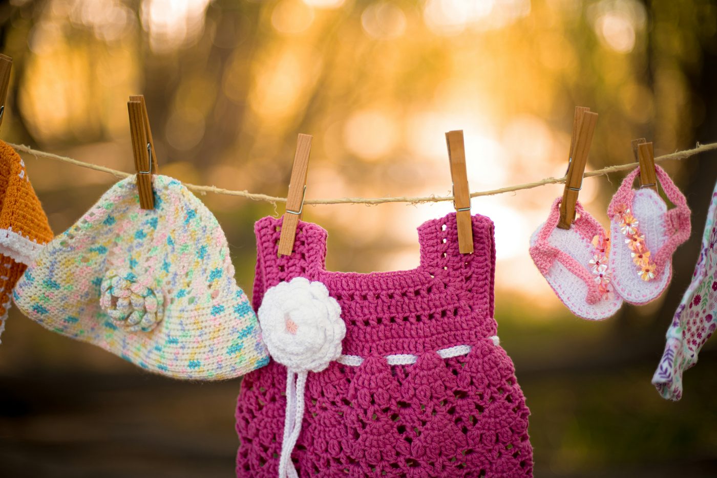 Vestiditos de niña en colores vibrantes — símbolo de esperanza y nueva vida